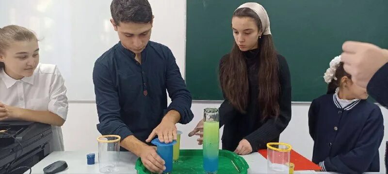 Эксперимент в школе. Ученики в лаборатории. Школьники на физике. Химические опыты для детей. Эксперимент с учениками.