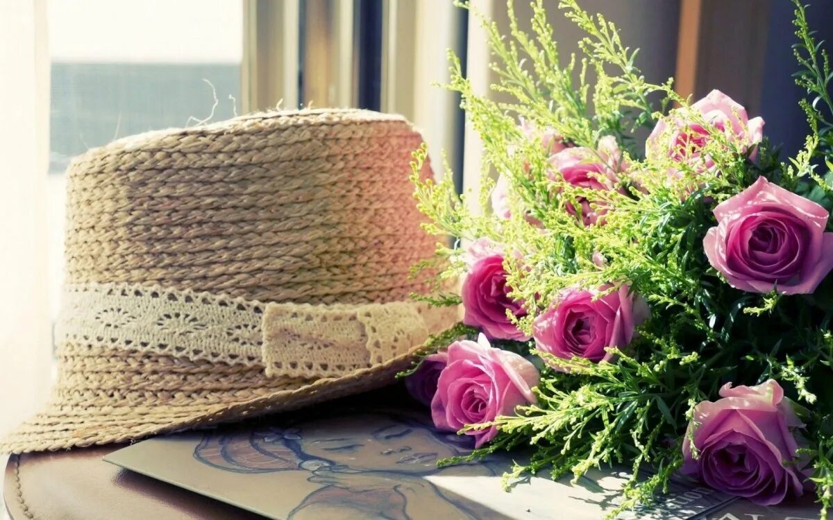 Цвет соломенной шляпы. Шляпа с цветами. Шляпка с цветами, соломенная. Соломенная шляпа с цветами. Летняя шляпа с цветами.