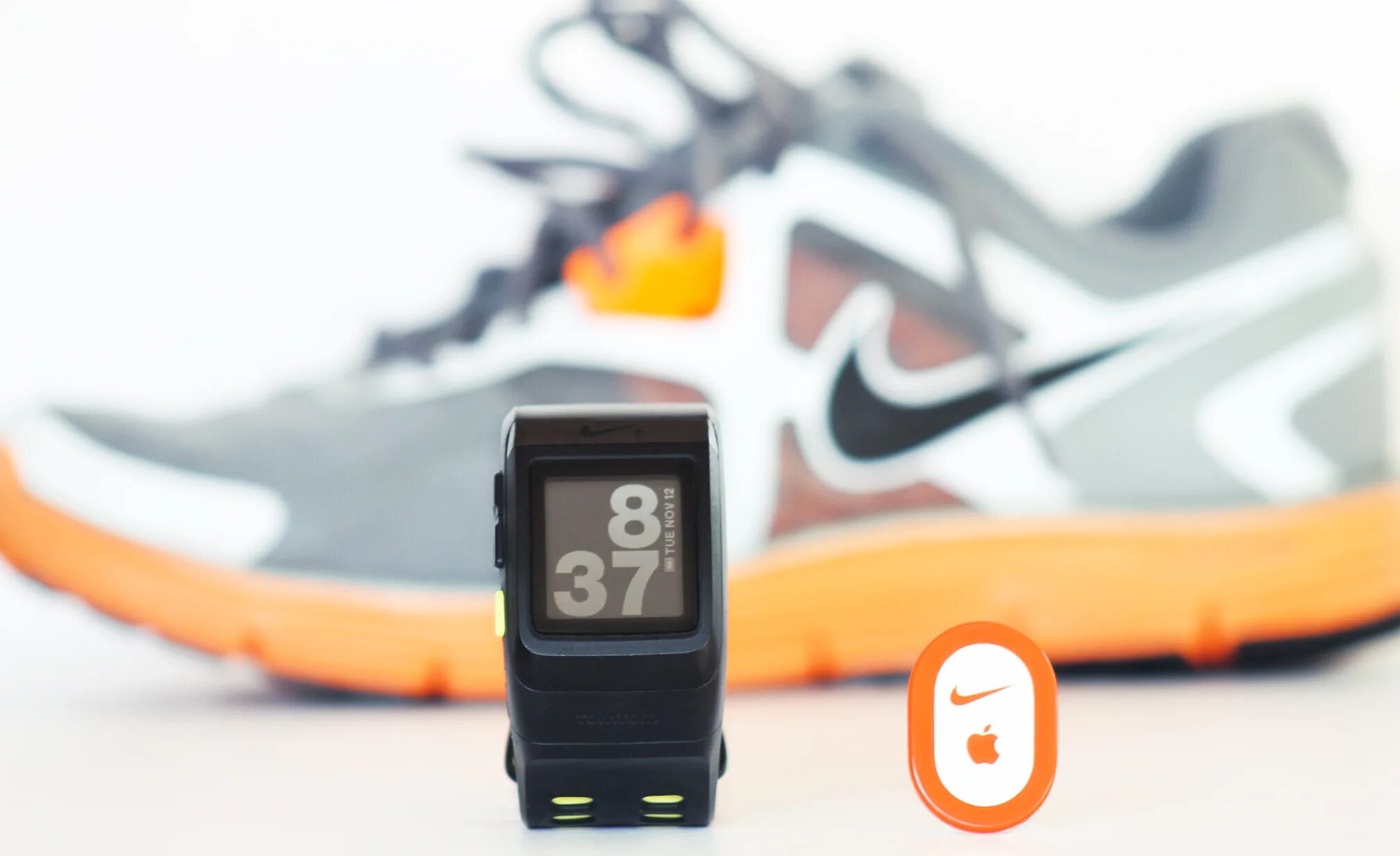 Nike gps. Nike+ sensor. технология nike+. кроссовки с технологией nike+. найк датчик в кроссовках.