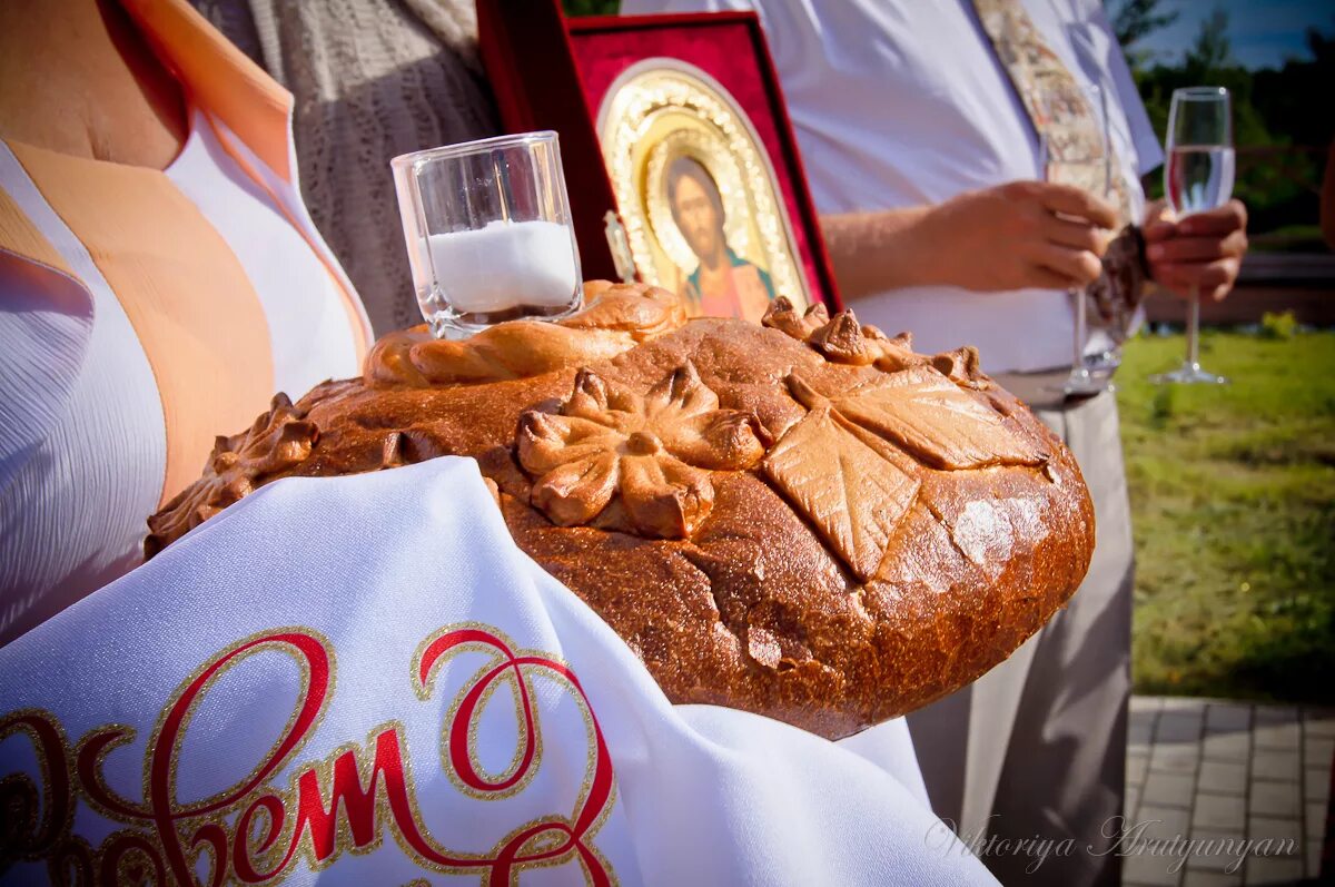 Свадебные традиции древней Руси каравай. Хлеб каравай на Руси. Каравай с солью. Каравай хлеб соль.
