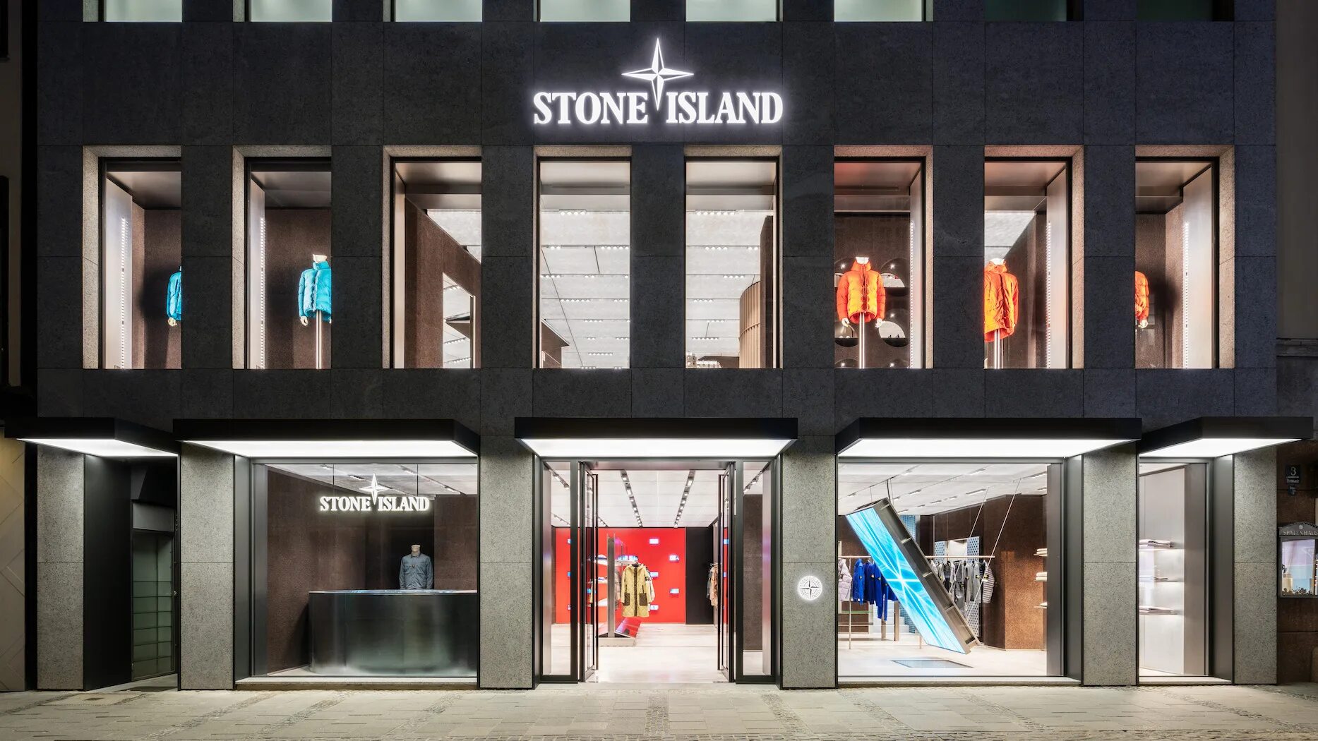 Stone store. Stone Island бутик в Токио. Стон магазин. EVO Island магазин. Красивые витрины бренд стон Айленд.