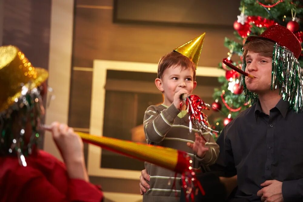 Do you celebrate new year. Новогодние конкурсы для детей. Новый год (праздник). Новый год семья. Новогодние развлечения для детей.