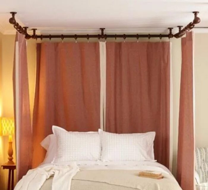 Полог или штора. Карнизы для балдахина над кроватью. Карниз над кроватью. Шторы вокруг кровати. Карниз для балдахина потолочный.