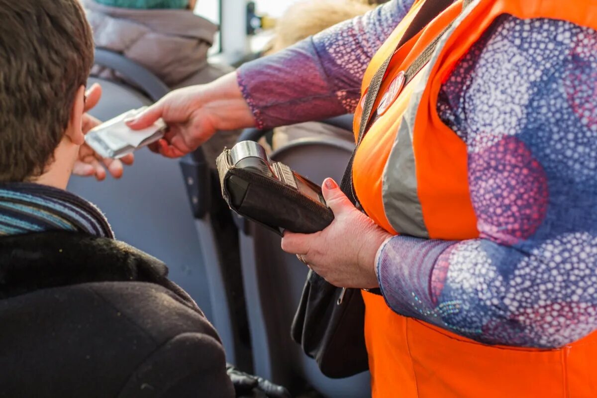 Стоимость проезда картинки. Кондуктор с билетами. Терминал в общественном транспорте. Оплата наличными в автобусе. Деньги в маршрутке.