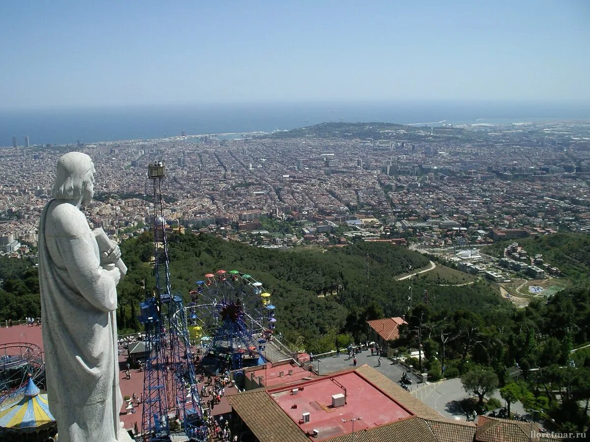 Считается одной из самых интересных. Гора Тибидабо в Барселоне. Тибидабо Барселона храм. Храм Святого сердца на горе Тибидабо. Статуя Христа Тибидабо.