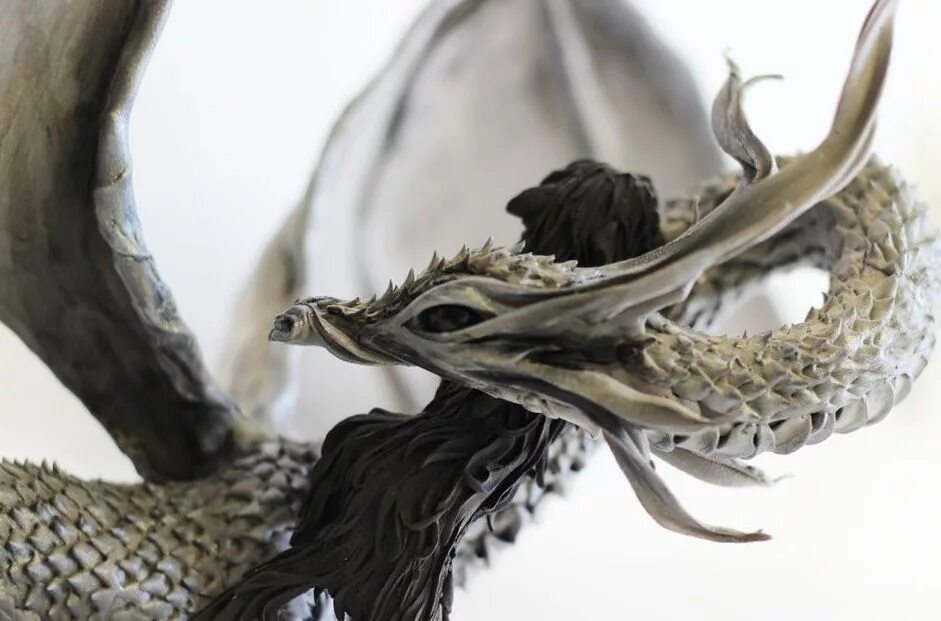 любит дракон серебряный цвет