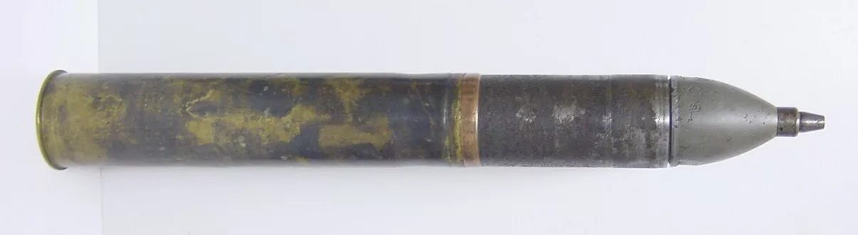 выстрел пистолета. выстрел 38. бронебойный снаряд 50 мм пак 38. выстрел 38. выстрел из огнестрельного оружия.