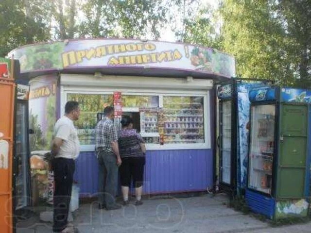 Работа продавец ларек. Продавец в ларьке. продавец в киоске. продавщица в ларьке. продавец в павильон.