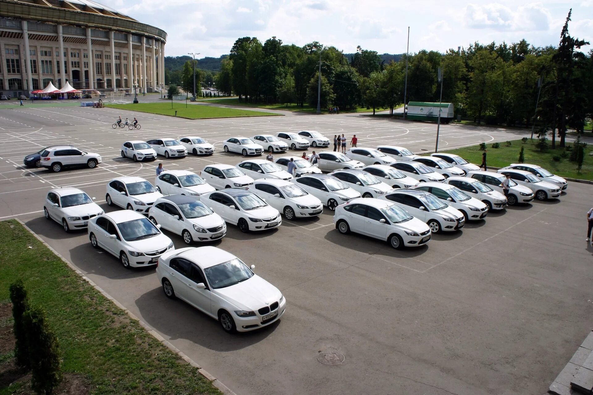 Частные аренда авто москва. Много автомобилей. Несколько автомобилей. Стоянка машин. Парк автомобилей.