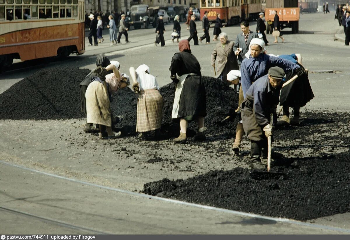 События 1959 года в ссср. Укладка асфальта на каланчёвской улице, Москва, 1959 год. Москва 1959 Форман. Харрисон Форман в Москве 1959 года. Москва 1959 года в фотографиях Харрисона.