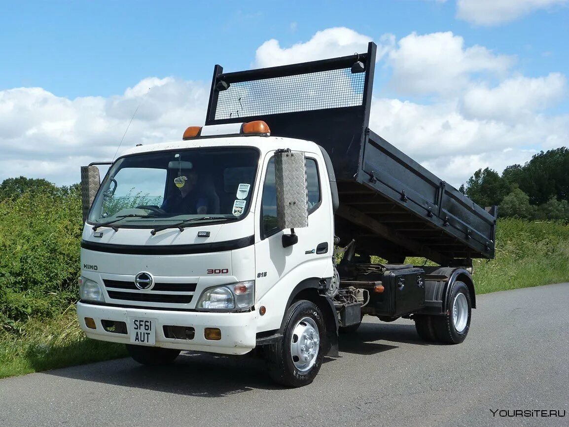 Продажа японских грузовиков. Hino 300 815. Hino 300 4х4. Hino самосвал 4x2 7500кг. Хино 300 4 тонн.
