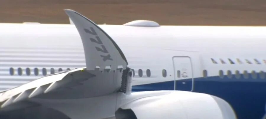 Крыло 777. Отклоняемые законцовки боинг 777. Боинг 777 винглеты. Законцовка крыла 777x. Самолет с большими крыльями.