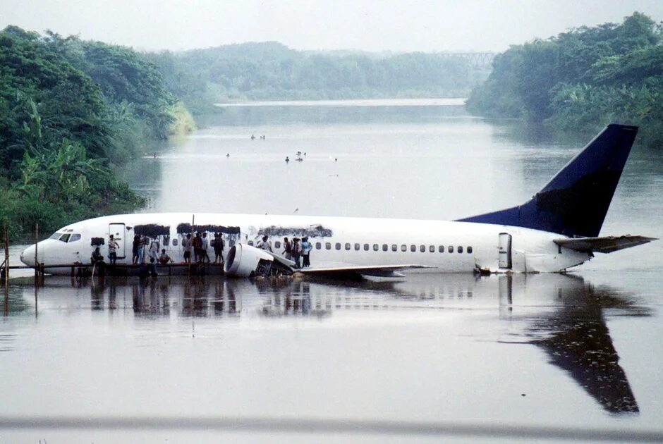 Может ли самолет совершить посадку на воду. Аварийная посадка a320 на Гудзон. Самолет приводнился на Гудзон. Приводнение DC-8 В Сан-Франциско. Самолёт Аэробус а320 чудо на Гудзоне.