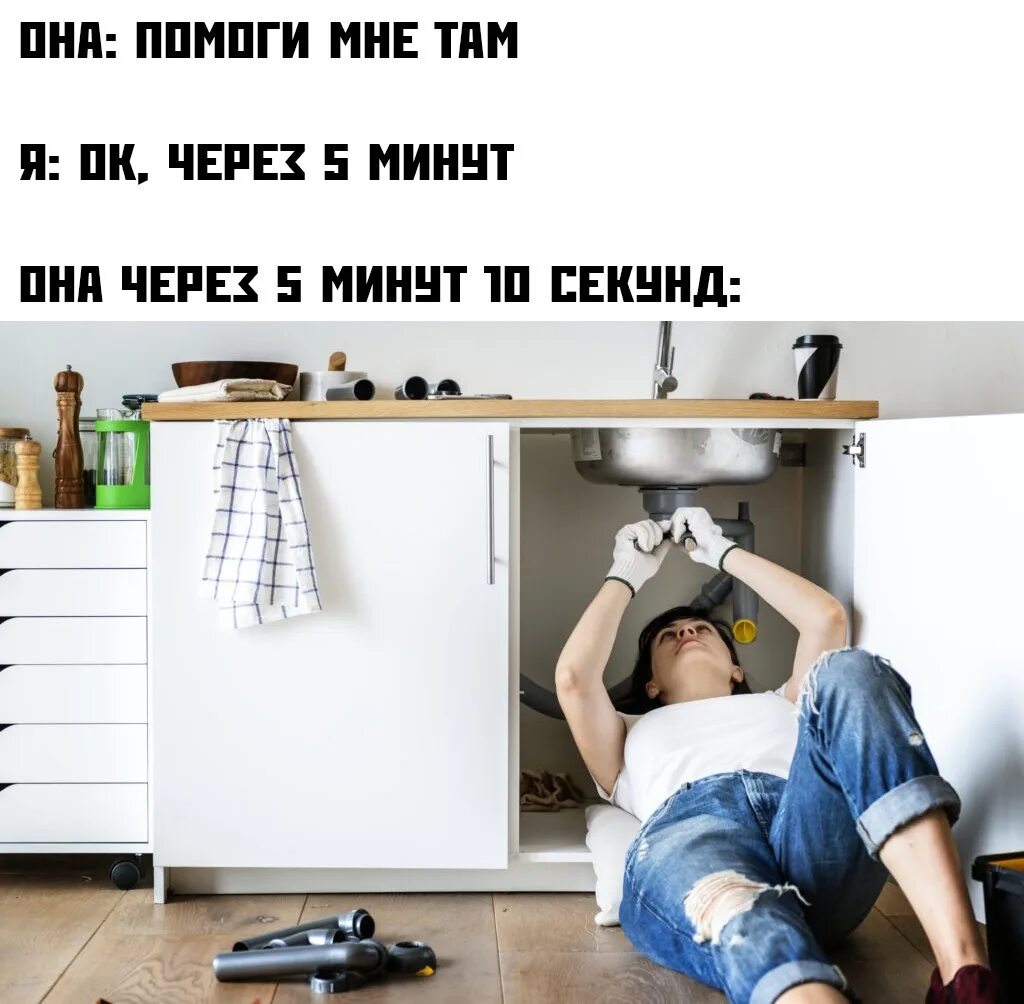 Девушка клеит обои. Люди которые занимаются ремонтом. Клеить обои вдвоем. Шумно в квартире. Клеить обои вдвоем.