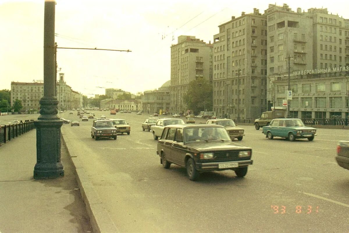 1993 век. Москва 1993 год. Улица России 1993 года. Переворот в 1993 году в Москве. МКАД 1993.