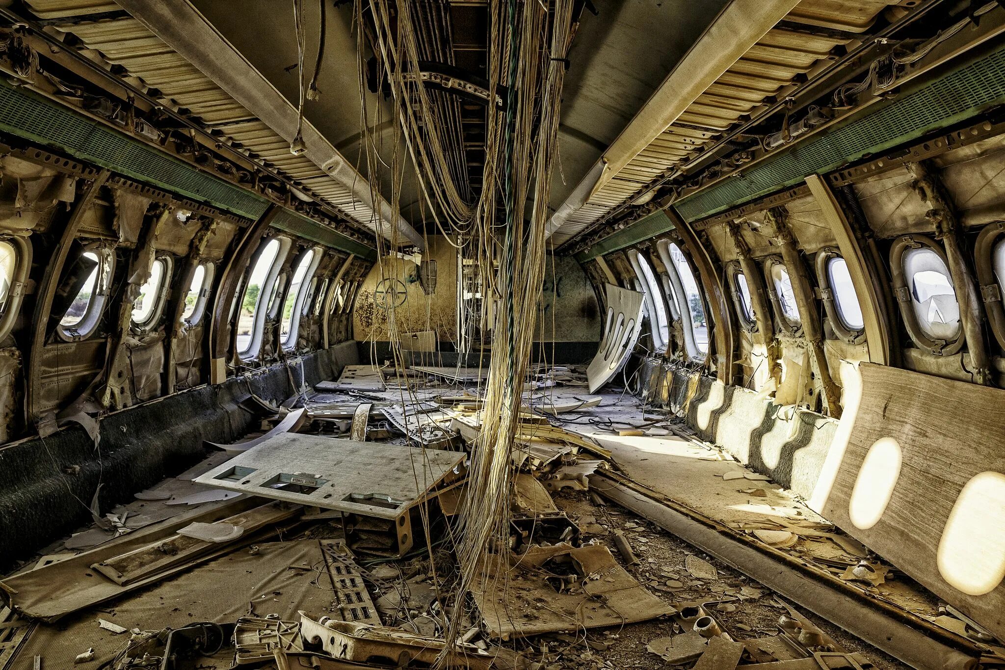 Как выглядит заброшенный. Заброшенный самолет боинг 747 внутри. заброшенный самолет ил-76 (abandoned il 76). заброшенный самолет внутри. самолет заброшка в нутрт.
