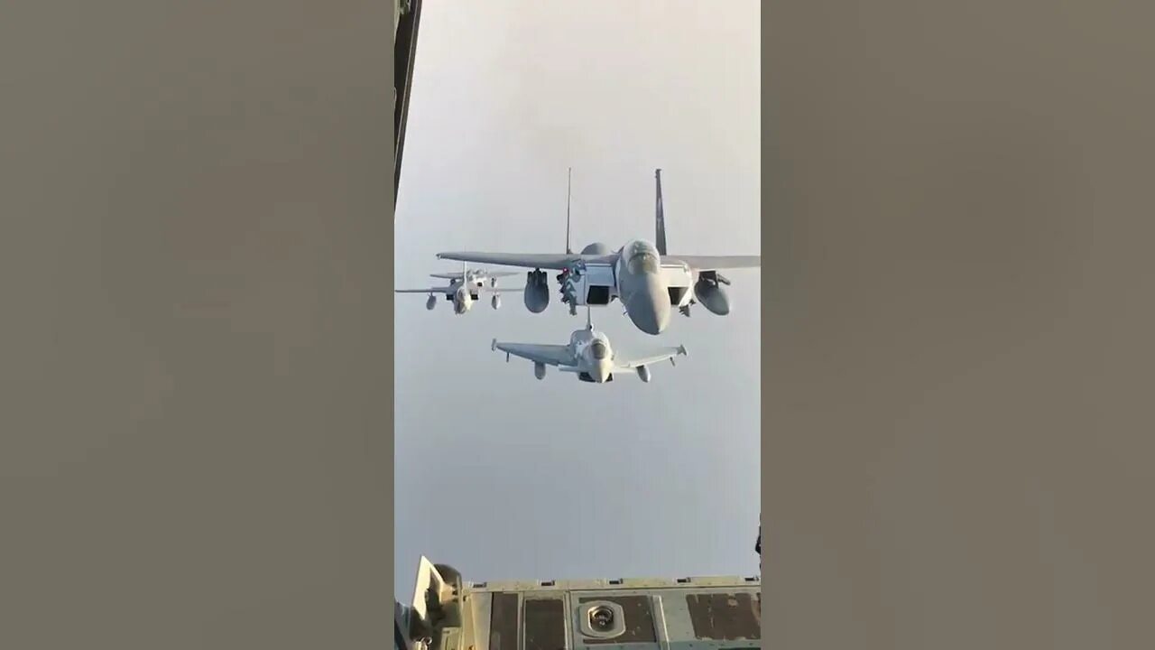 Су 57 гифка. Видео самолет заглядывает. Су-30 заглянул внутрь транспортника. Су 30 см заглянул внутрь транспортника ил 76. Аэропорт принцессы юлианы.