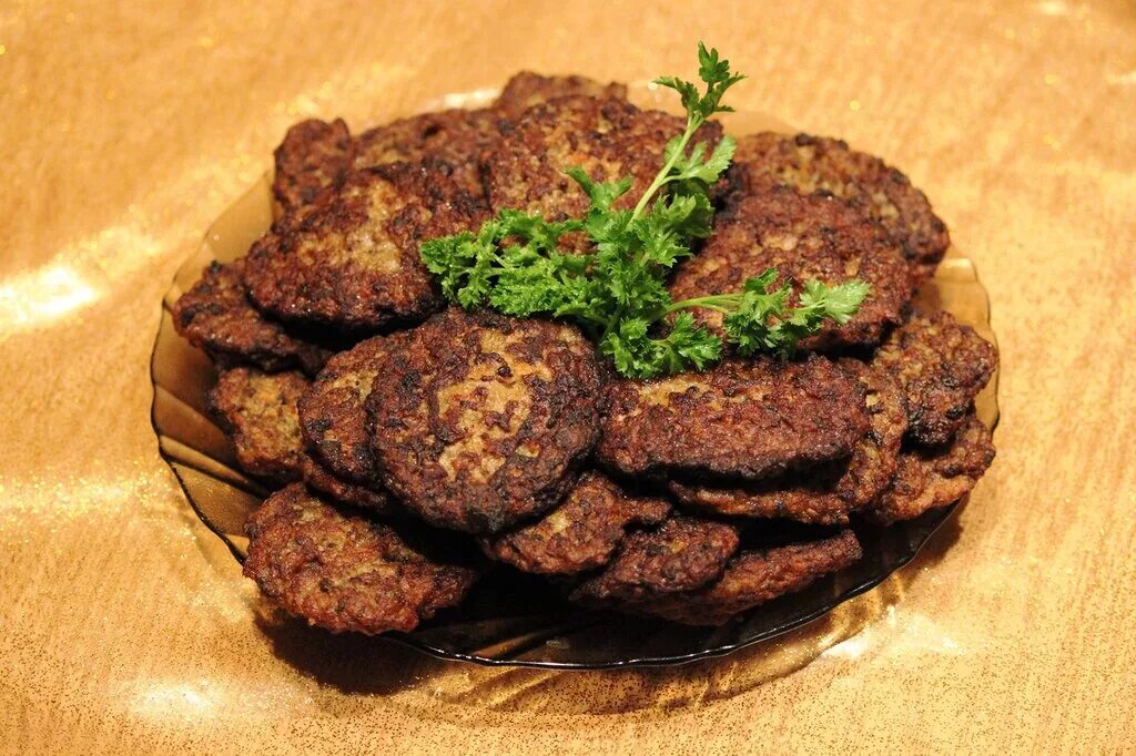 котлеты из печени говяжьей. печеночники из куриной печени. печеночные оладьи. котлеты из печенки. котлеты из печенки говяжьей.