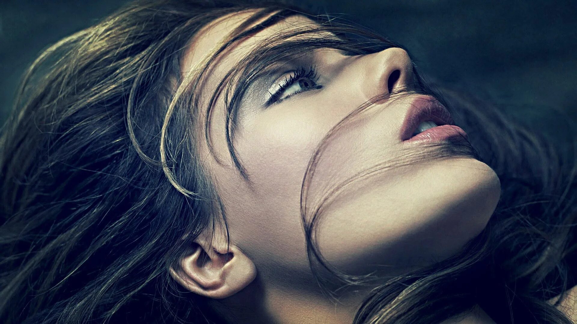 Скрываете красивую лицо. Кейт бекинсейл взгляд. kate beckinsale +18. чувственная девушка. лицо девушки.