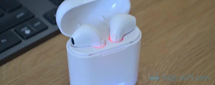 Почему моргает наушник. Мигает красный индикатор AIRPODS. Аирподс мигает красным на зарядке. Аирподсы мигают красным при зарядке. Беспроводные наушники мигают красным при зарядке что это.