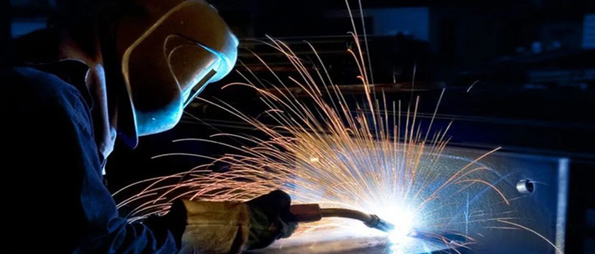 Сварщика посредников. Сварка газом. Сварщик. Сварка металлоконструкций. Сварочный цех.