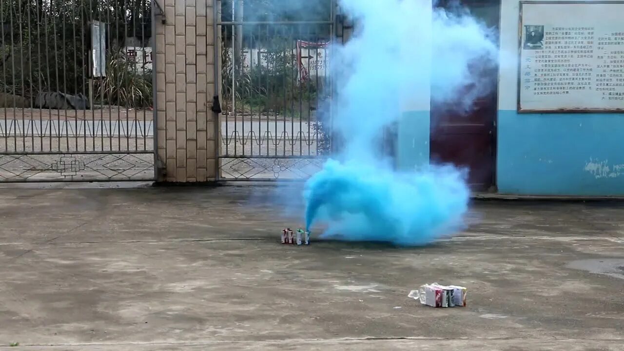 Включи видео дымок. Огнетушитель синий дым. Ma0509 цветной дым синий. Дым 0509 синий. Дым smoking Fountain.