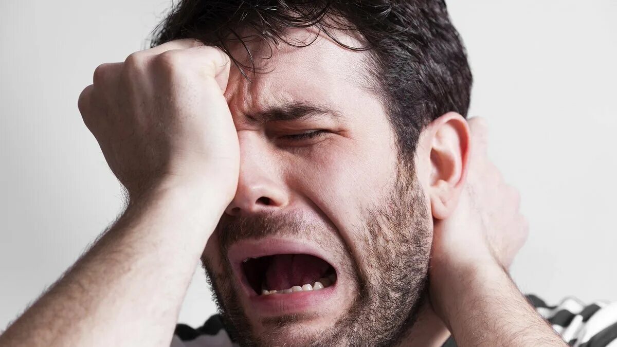 Парень плачет фото. Парень рыдает. Парень плачет. Заплачу парню. Плачущий мужчина.