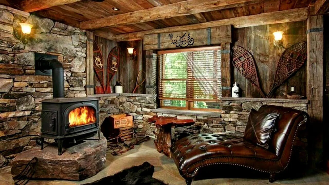 Домик охотника. Таежная заимка лесная сказка. Охотничий домик интерьер. Снять охотничий домик. Камин в деревянном доме.