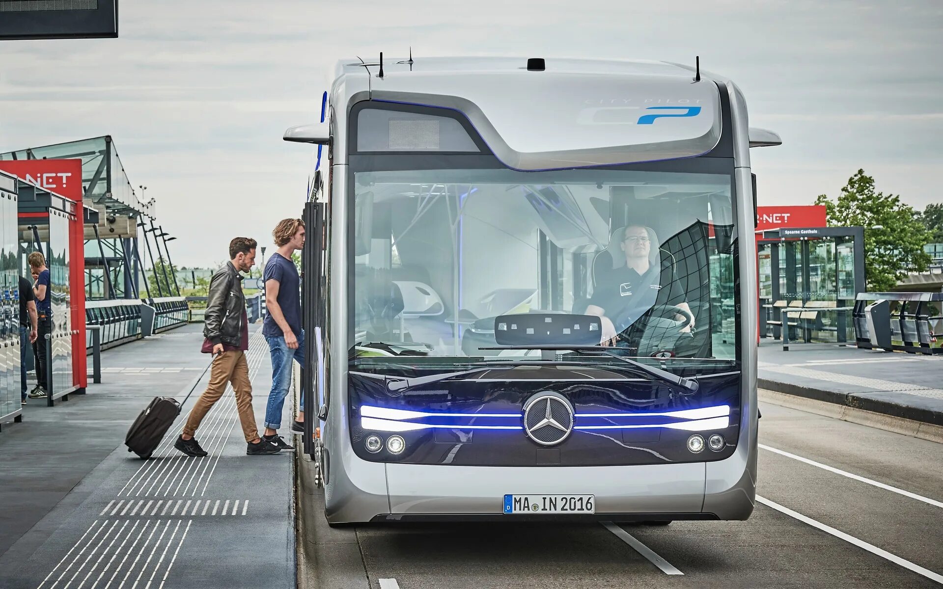 Движение электробусов видео. Mercedes-Benz Фьючер Bus. Беспилотный Мерседес Бенц. Электроавтобусы Мерседес. Mercedes Benz City Bus.