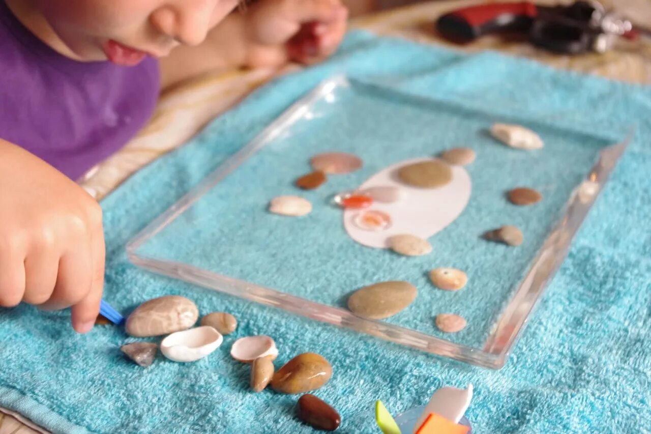 Камень для детей. Игрушки для прогулки в детском саду. Игры с камешками для дошкольников. Игры с галькой для детей. Дети камушков.