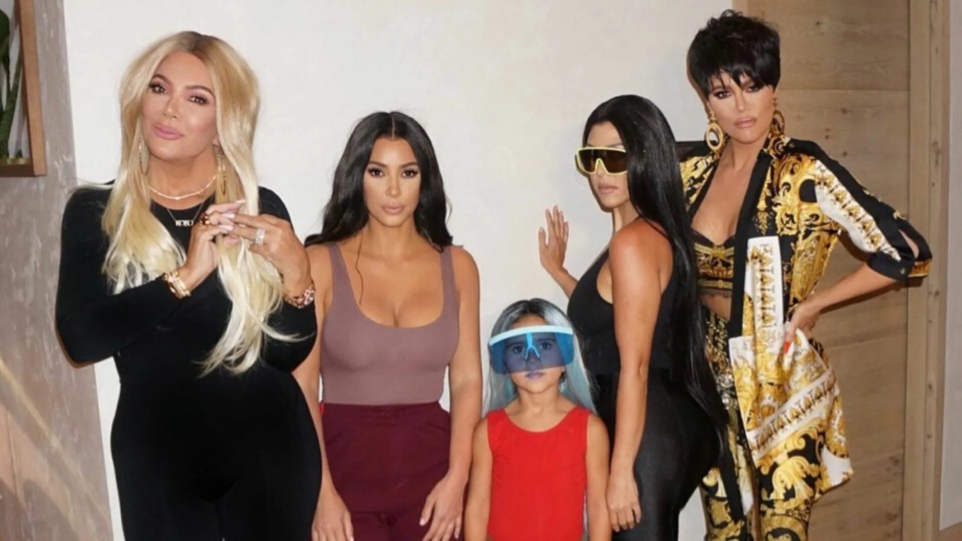 Kardashians 2022. Семейство кардашьян 14. Семья кардашьян 2022. The kardashians watch. Keeping up with the kardashians 2022.