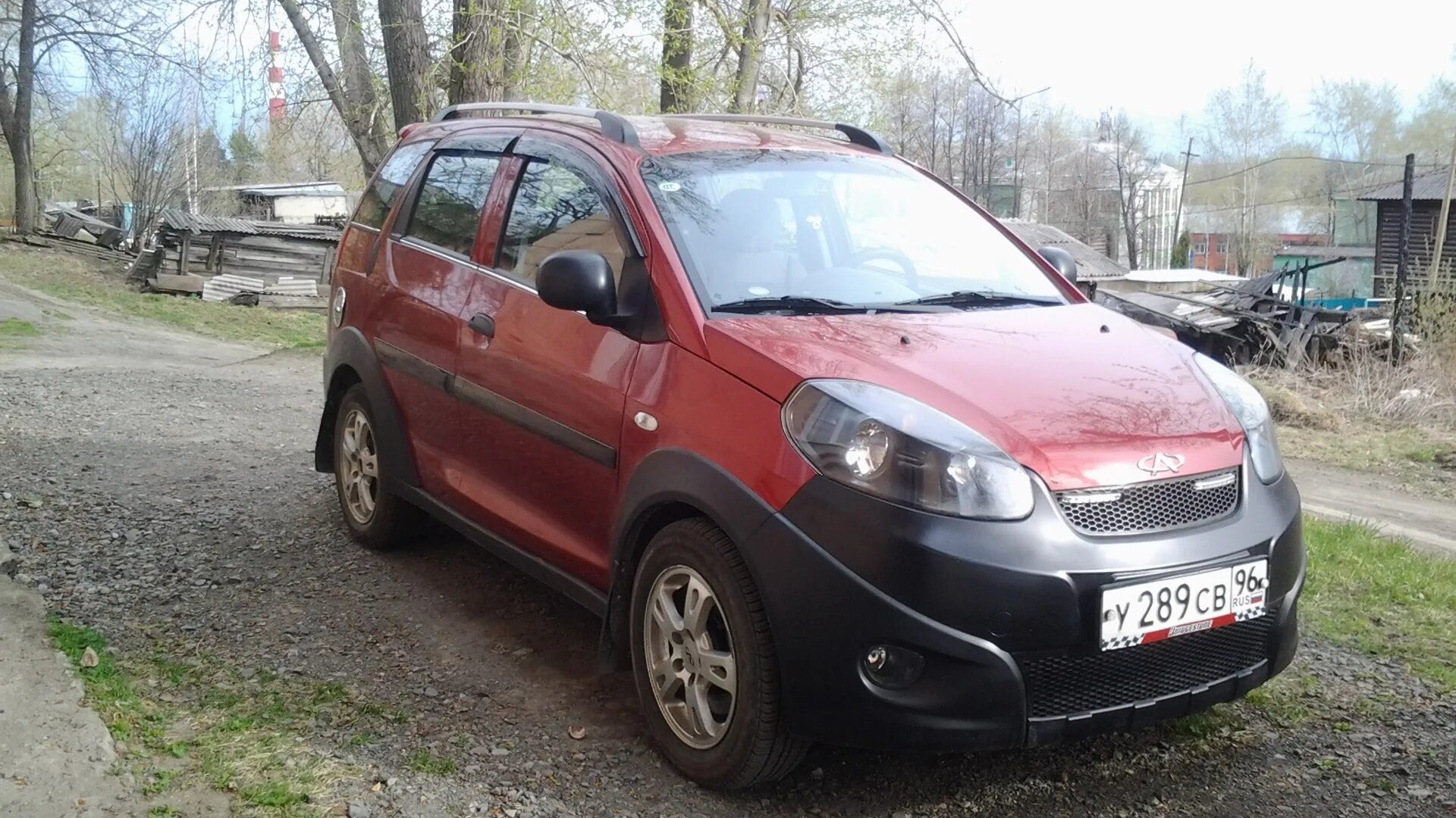 Инди машины. Чери Индис с черными бамперами. Дефлектор капота Chery indis s18d. Машина черри с 2мя фарами. Черри 2012 машина вне.