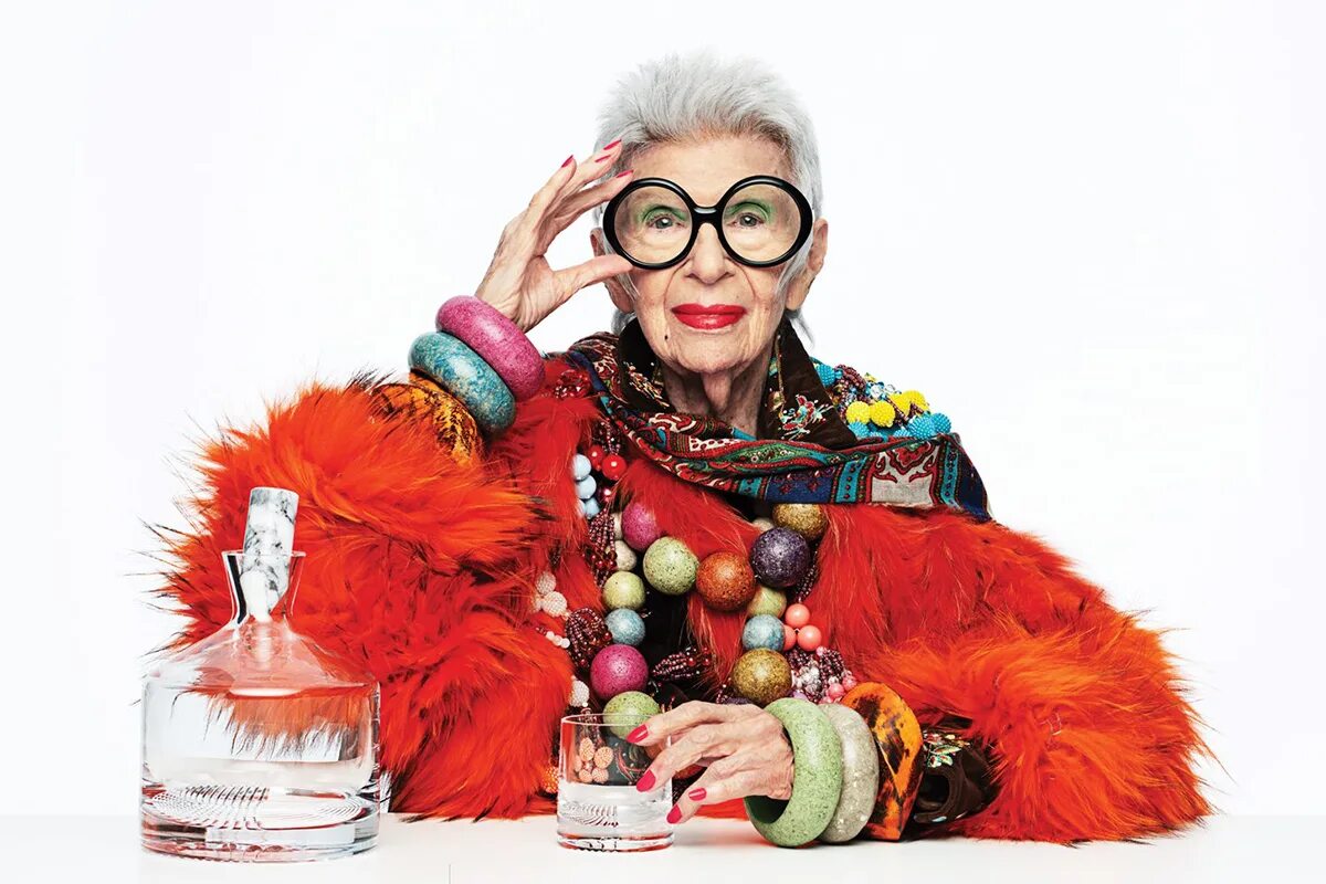 Iris apfel. Айрис Апфель. Модель 100 лет Айрис Апфель. Дизайнер Айрис Апфель. Дизайнер Айрис Апфель в молодости.