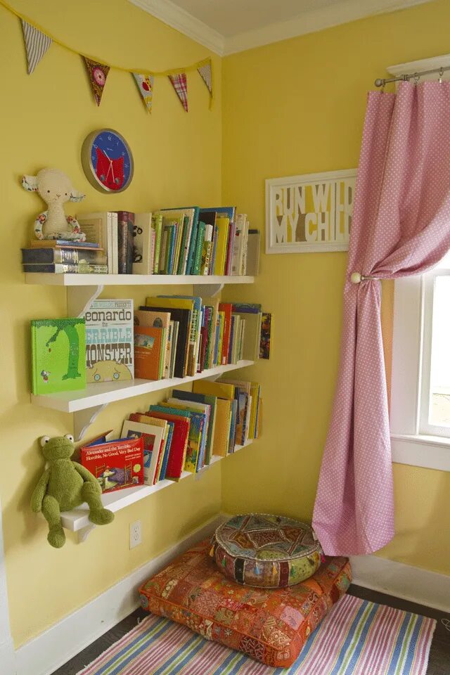 Уголок для чтения в детской. Уютный детский уголок для чтения. Уголок для чтения в детской комнате. Книжный уголок в комнате. Reading corner