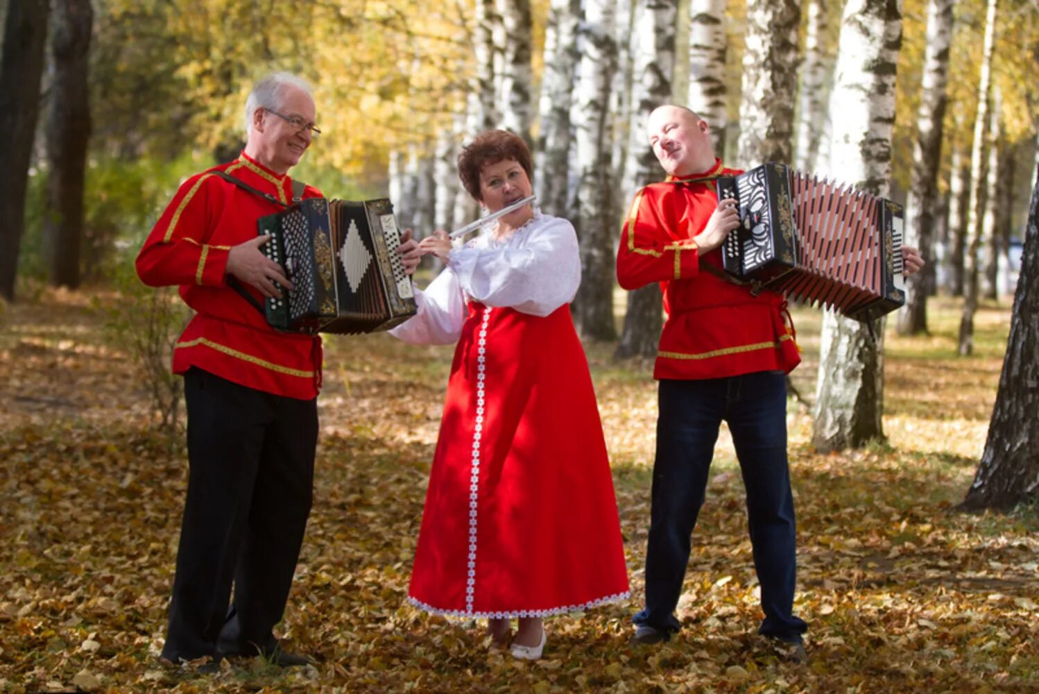 Солдатская гармонь. Танцы под гармонь. Удмуртские пляски гармошка. Баянист в деревне. Русские народные танцы в деревне.