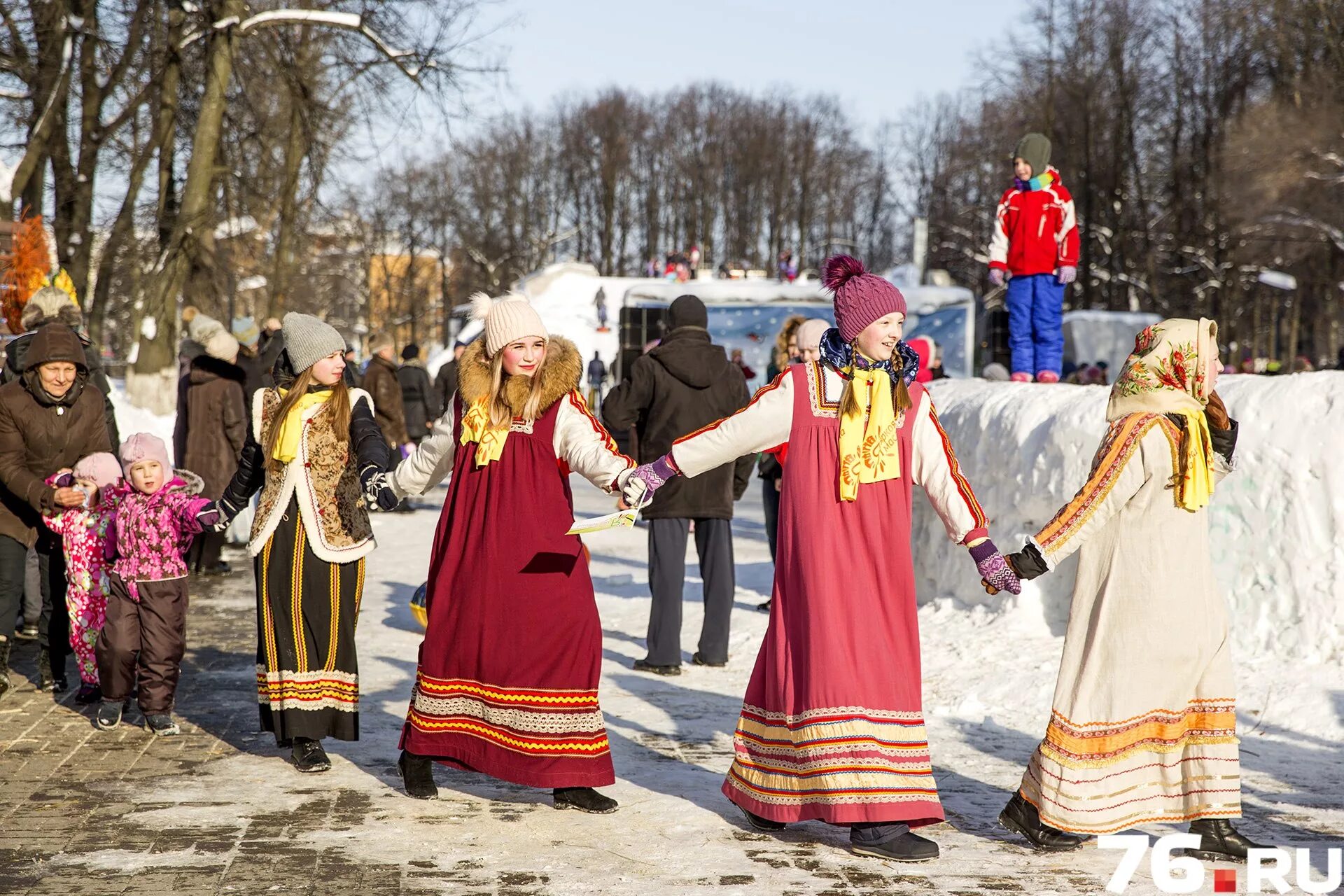 Масленичные гуляния в Ярославле. Масленичные гуляния с Масленицей. Праздник в городе Масленица. Масленица ярмарка гуляние.