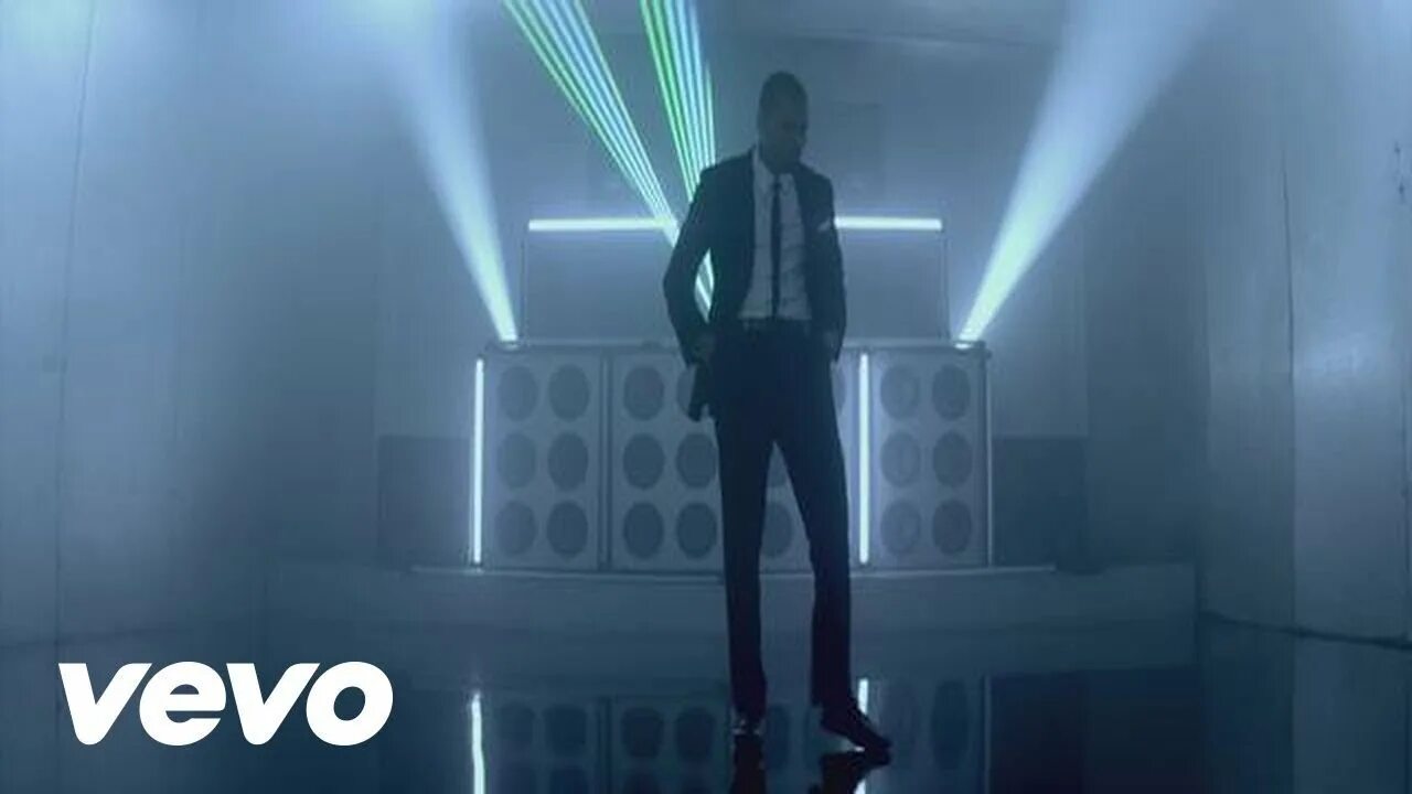 Turn up on time. Chris brown turn up the music. vevo клипы. chris brown on spotify. vevo картинки.