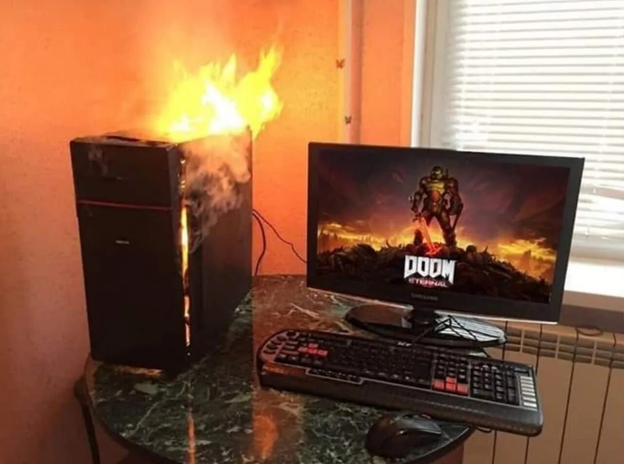 Сгоревший пк. Комп горит. Сгоревший комп. Компьютер взорвался. Взрыв компьютера.