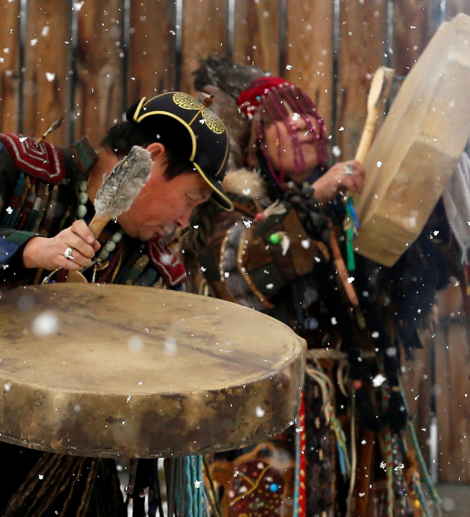 Shaman живой песня. Шаманский обряд. Шаманские пляски. Танцы с бубнами шаманы. Шаман с бубном.