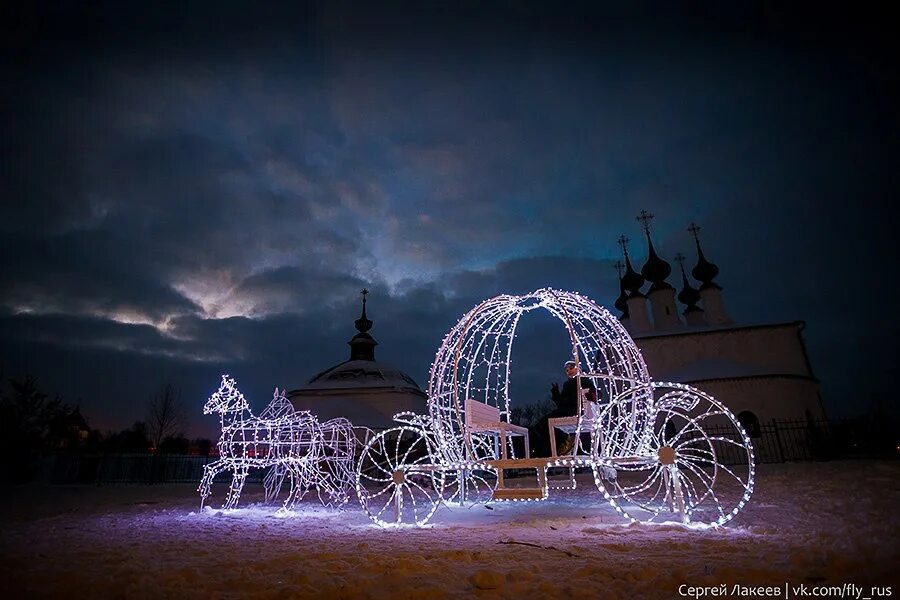 суздаль украсили к новому году. новогодние украшения одуванчики москва. владимир украсили к новому году. елка на соборной площади владимир 2022. суздаль зима 2022 ночью.
