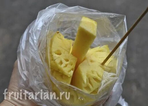 почему ананасы жгут язык