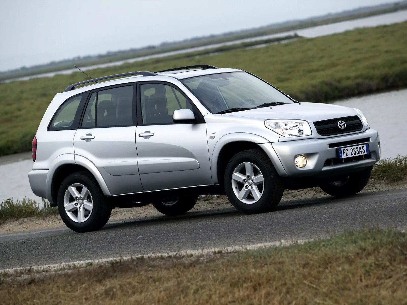 Тест рав 4 видео. Toyota rav4 2003. toyota rav4 2 поколение. тойота рав 4 второе поколение. тойота рав 4 2003.