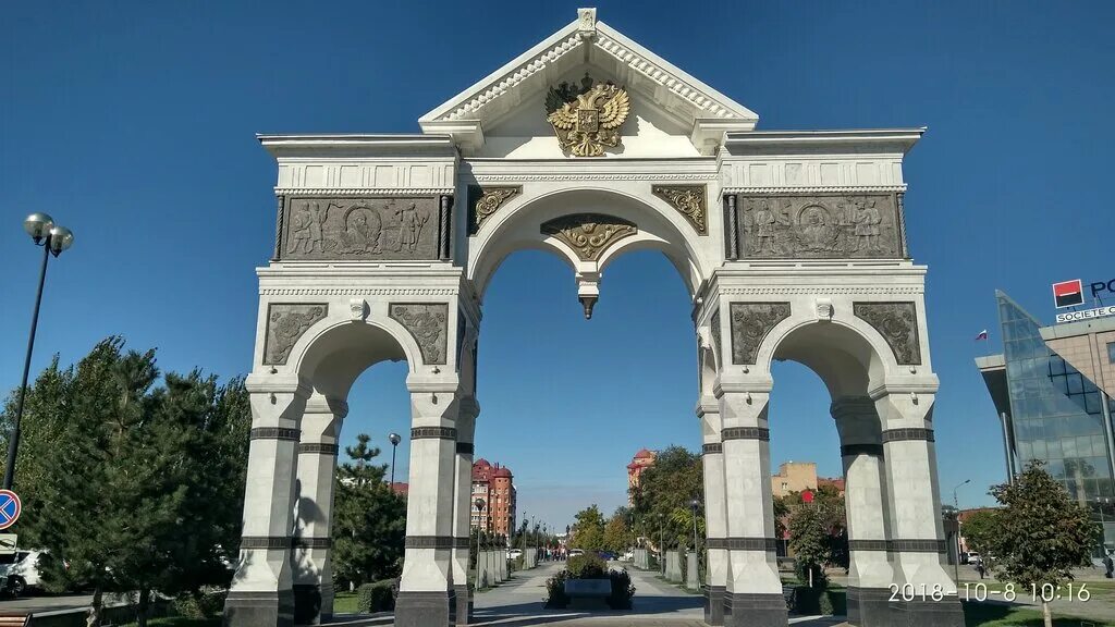 астрахань арка на проспекте гужвина. триумфальная арка астрахань. г. триумфальная арка триумфальные арки. триумфальная арка астрахань.