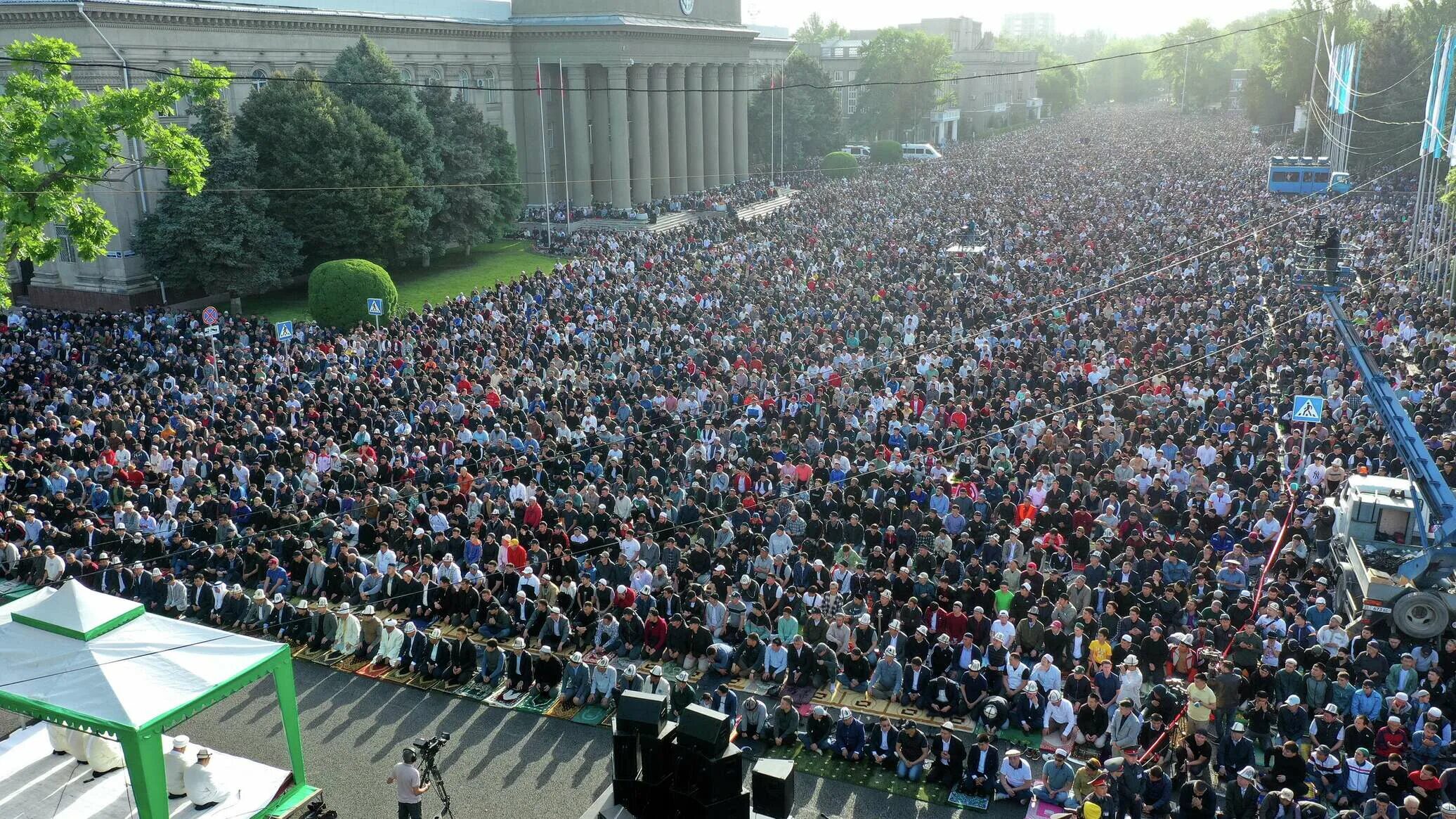 Айт намаз Бишкек. Площадь Бишкек айт намаз. Праздничный намаз 2022. 5 Тысяч человек. Праздники в киргизии 2024