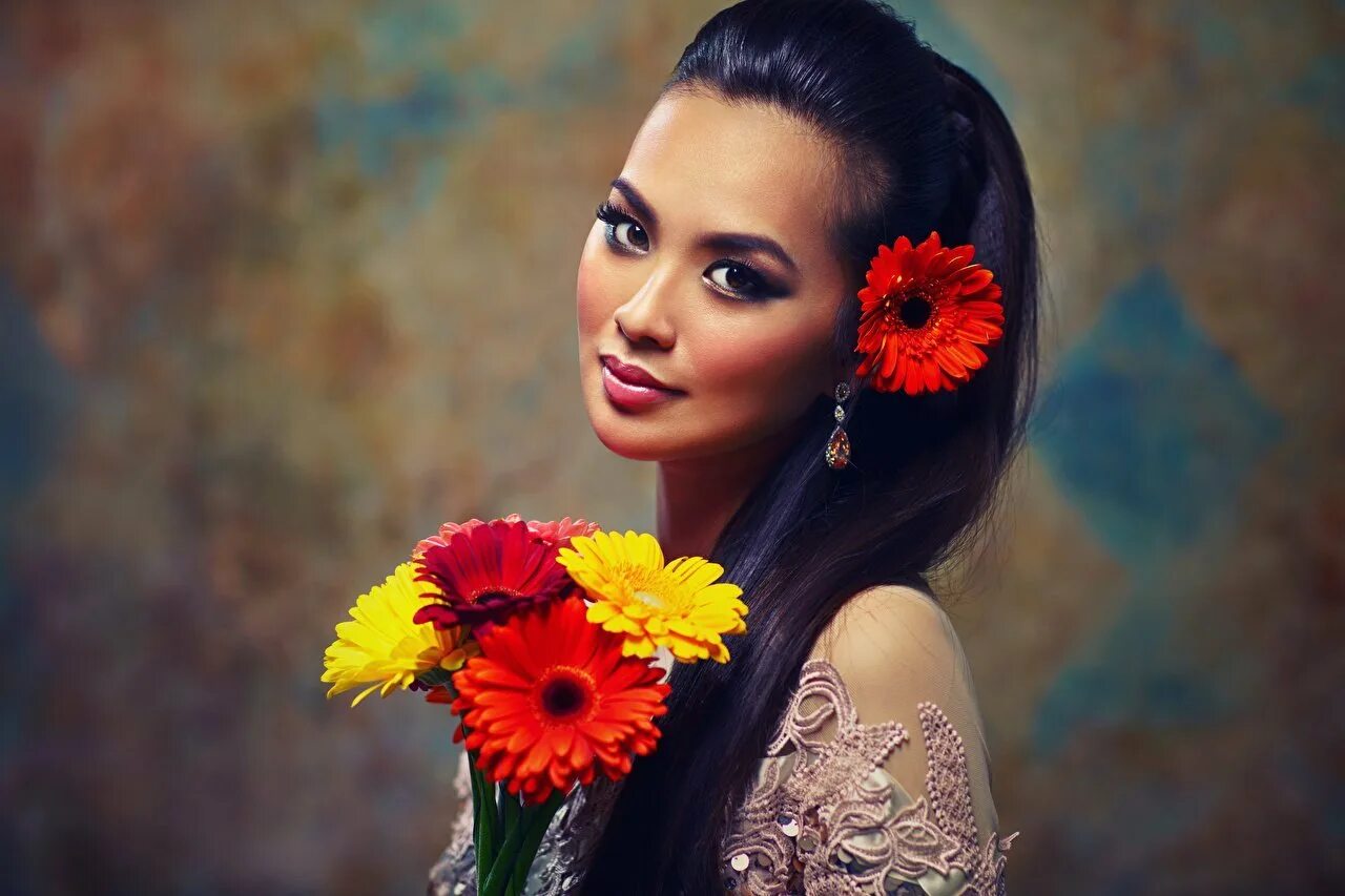 Девушек украшают цветы. Девушка с цветами. Девушка с цветком в волосах. Красивая женщина с цветами. Портрет красивой девушки.
