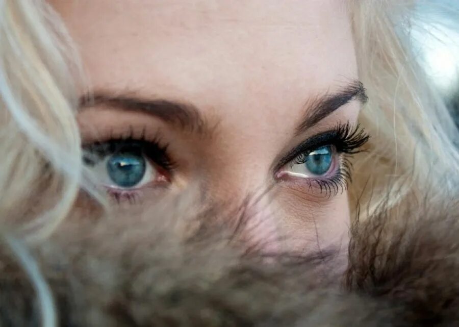 Глаза слезятся на ветру и холоде. Обильное слезотечение. Девушка с синими глазами. Слезы. Блондинка с голубыми глазами.