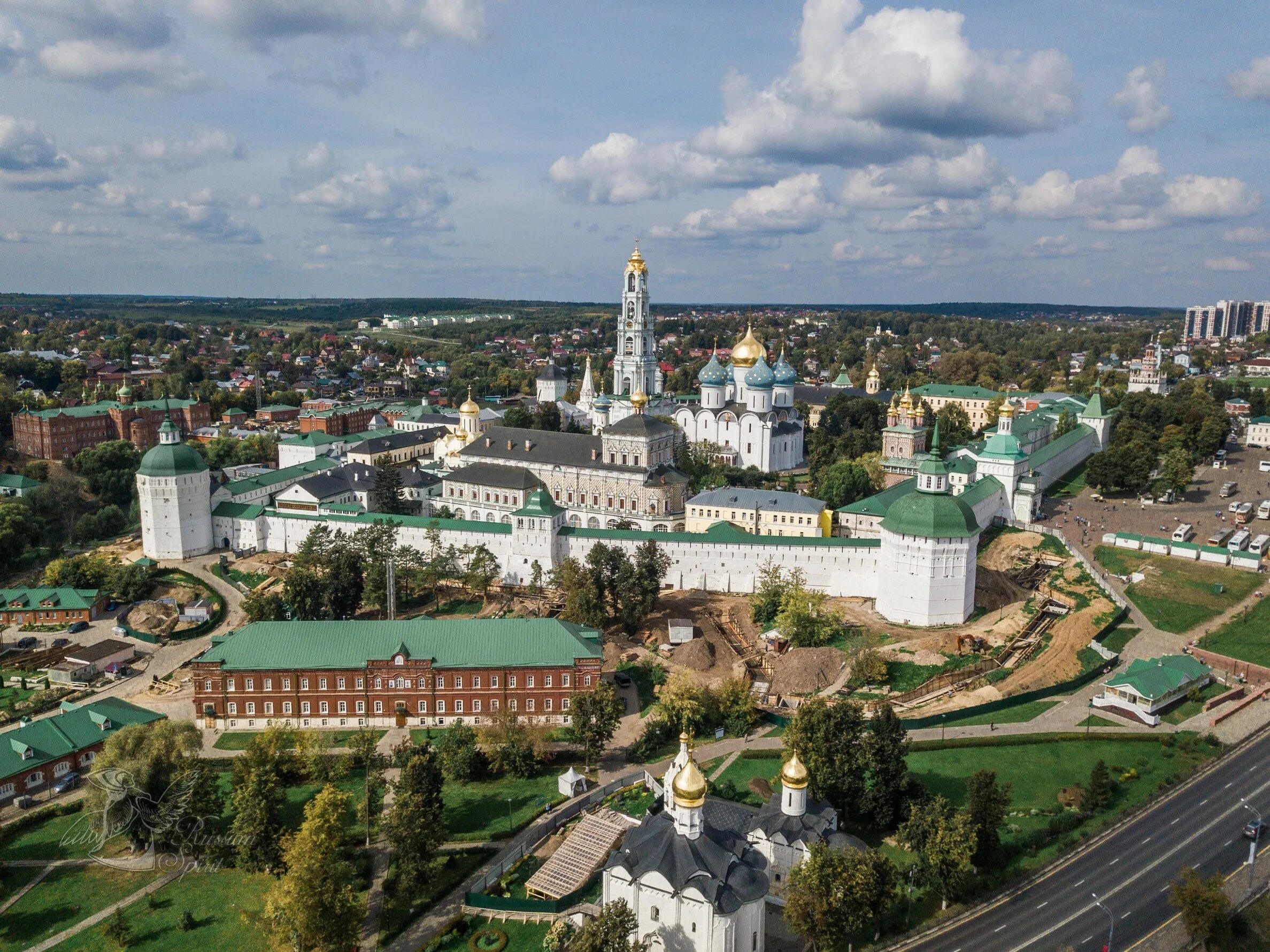 Сергиев Посад Троице-Сергиева Лавра с высоты. Сергиев Посад Лавра вид сверху. Сергиев Посад с высоты птичьего полета. Сергиев Посад Лавра с высоты птичьего полета. Прокат сергиев посад