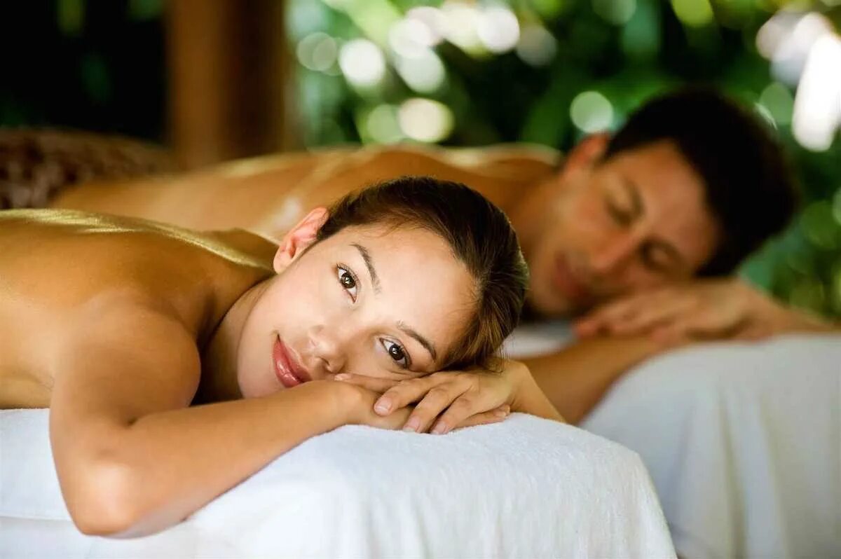 Couple massage. Спа для двоих. Массаж для двоих. Тайский массаж для двоих. Спа для пары.