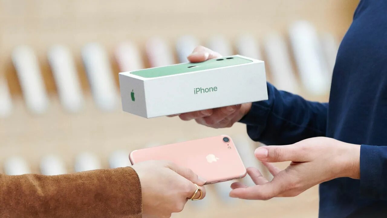 Старый айфон на новый с доплатой. Trade in iphone. трейд ин айфон. старый и новый айфон. обменять айфон.