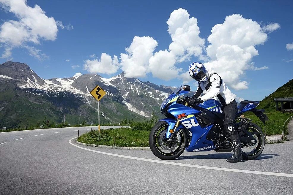 Suzuki GSX 700. Мотоциклист на Suzuki GSX. Suzuki 2022 Moto. Байкер Suzuki GSX S. Езда байки